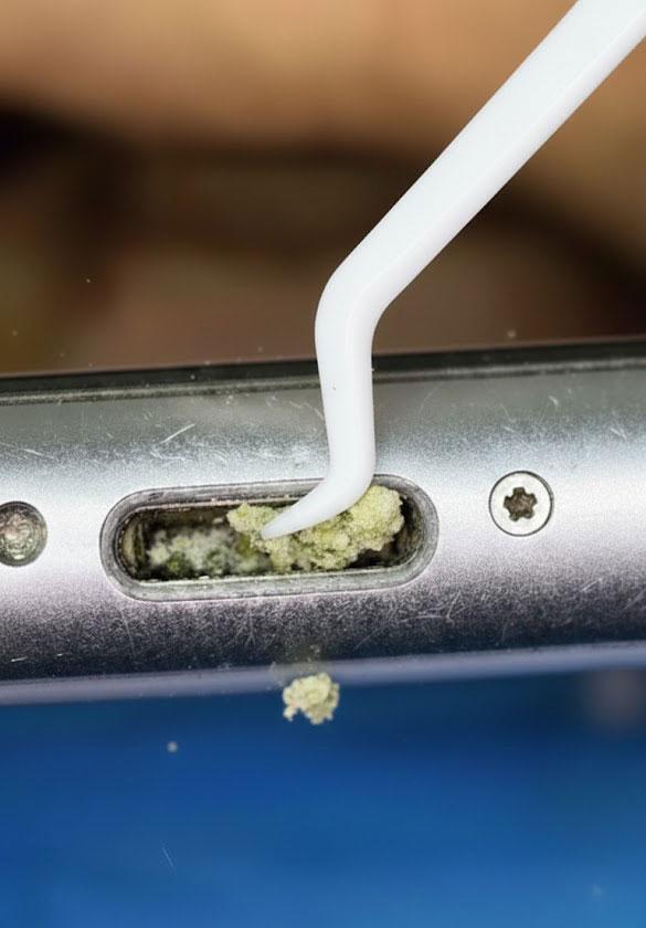 iPhone lädt nicht – vorsichtige Reinigung der Lightning Ladebuchse mit Spezialwerkzeug