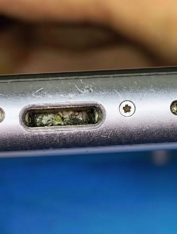 iPhone lädt nicht wegen stark verschmutzter Lightning Ladebuchse mit Staub und Korrosion