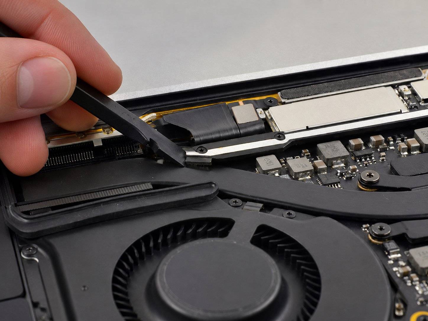 Flexgate-Reparatur am MacBook Pro – Techniker löst das Display-Flexkabel