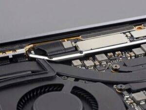 Nahaufnahme des MacBook Pro Logic Boards mit Display-Flexkabel im Scharnierbereich