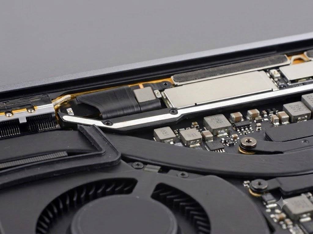 Nahaufnahme des MacBook Pro Logic Boards mit Display-Flexkabel im Scharnierbereich